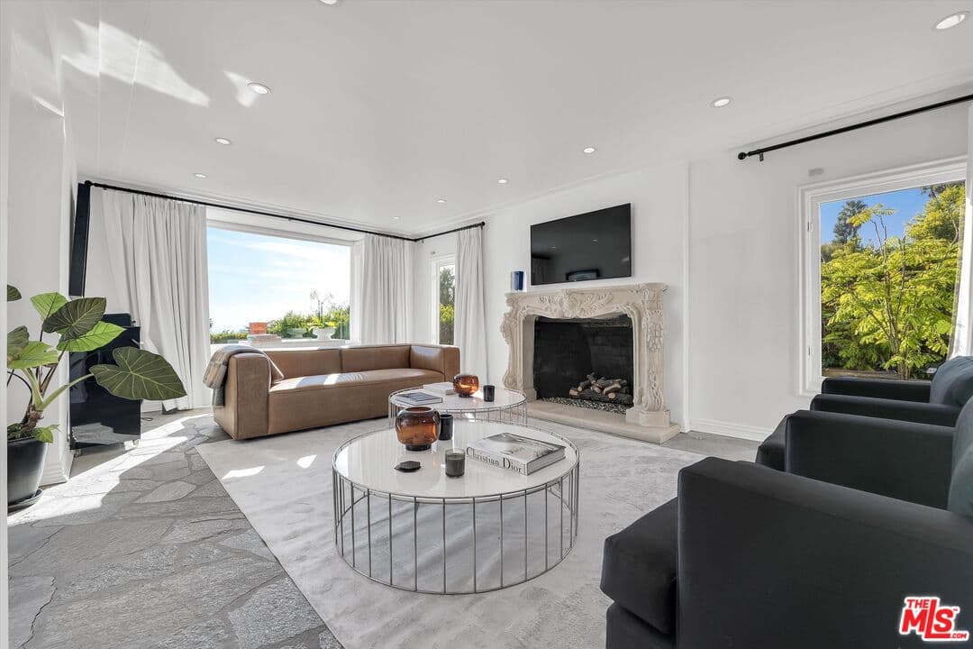 5 bd, 5 ba House in Beverly Hills, CA — $19,995/mo — photo 2