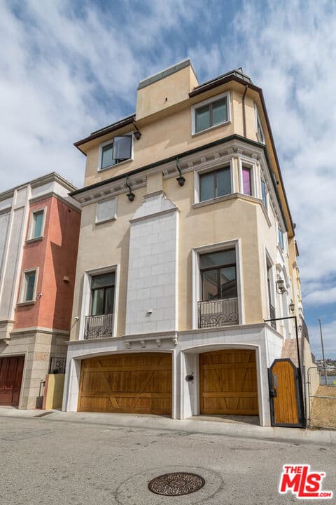 5 bd, 6 ba House in Marina Del Rey, CA — $24,950/mo — photo 2