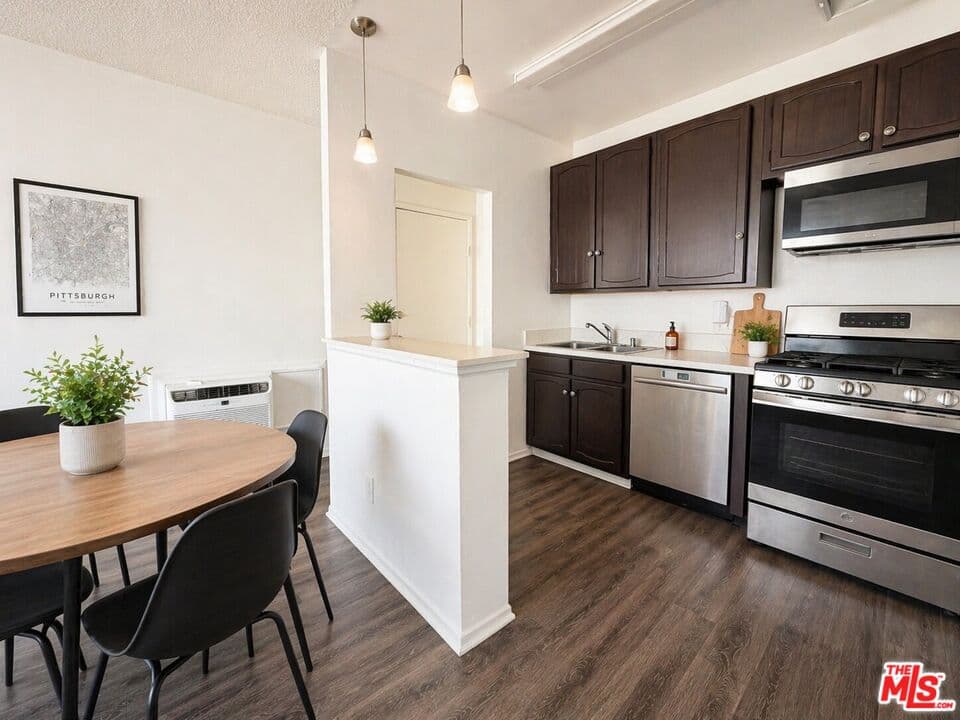 2 bd, 1 ba Apartment in Los Angeles, CA — $2,250/mo — photo 2