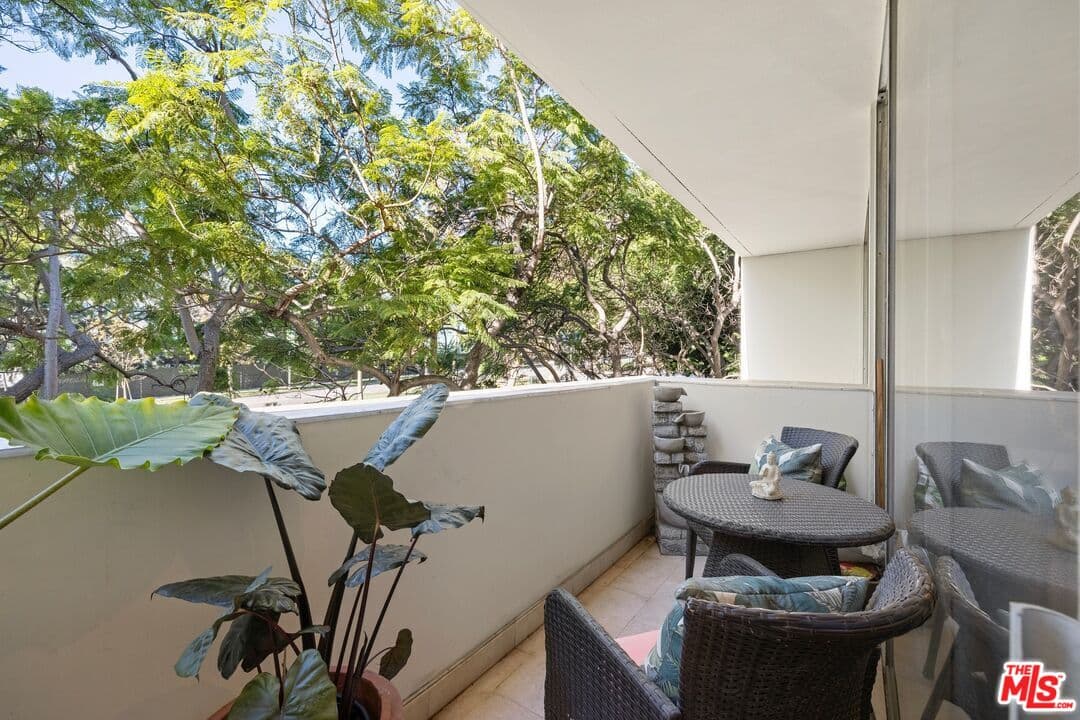 1 bd, 1 ba Condo in Los Angeles, CA — $4,800/mo — photo 2