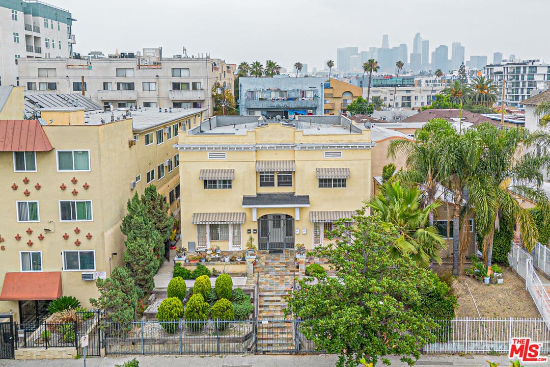 3 bd, 2 ba Apartment in Los Angeles, CA — $3,290/mo — photo 2