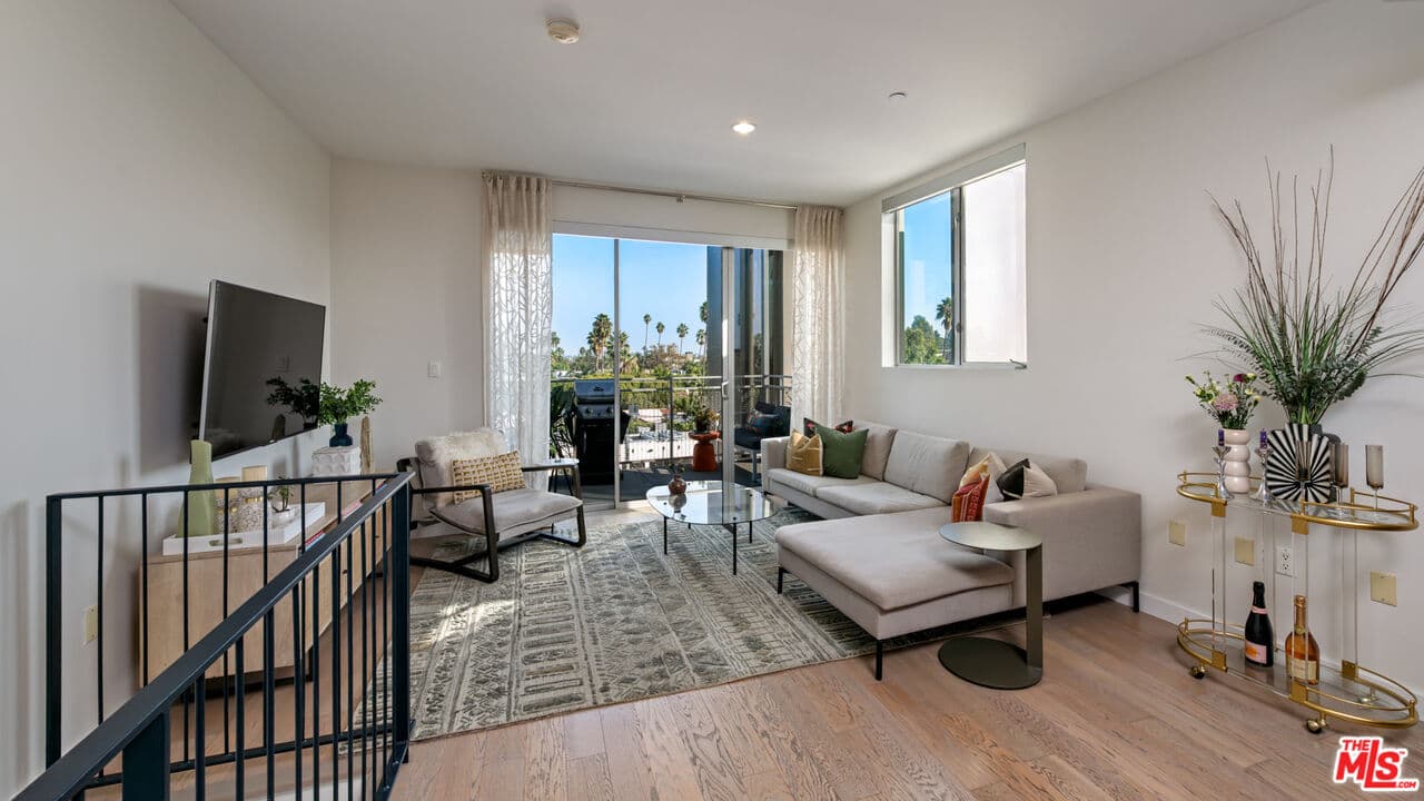 2 bd, 3 ba Townhouse in Los Angeles, CA — $4,995/mo — photo 2