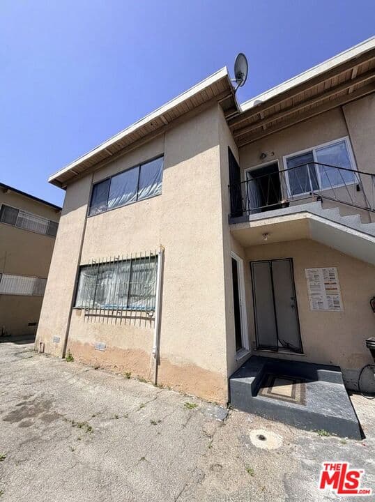 2 bd, 1 ba Apartment in Los Angeles, CA — $2,200/mo — photo 1