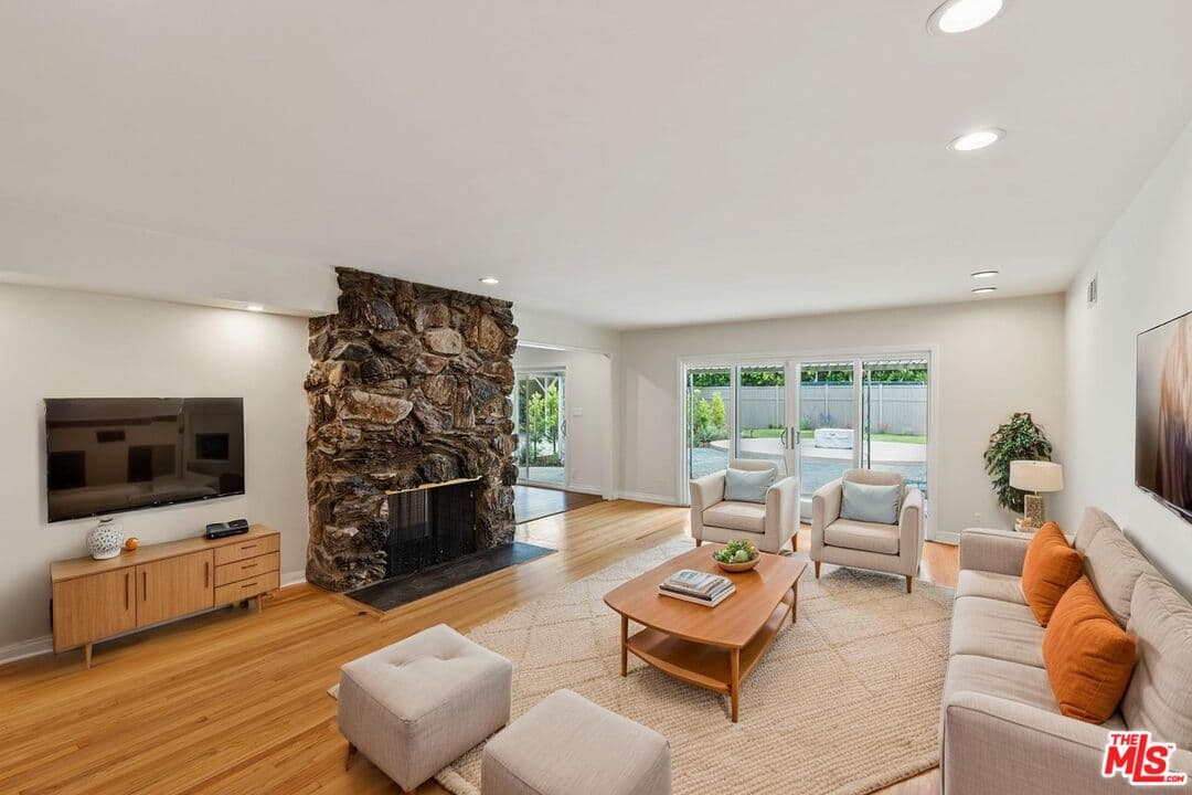 5 bd, 4 ba House in Encino, CA — $9,750/mo — photo 2