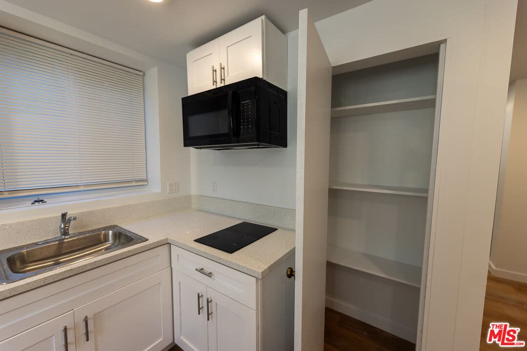 Studio, 1 ba Apartment in Los Angeles, CA — $1,200/mo — photo 2