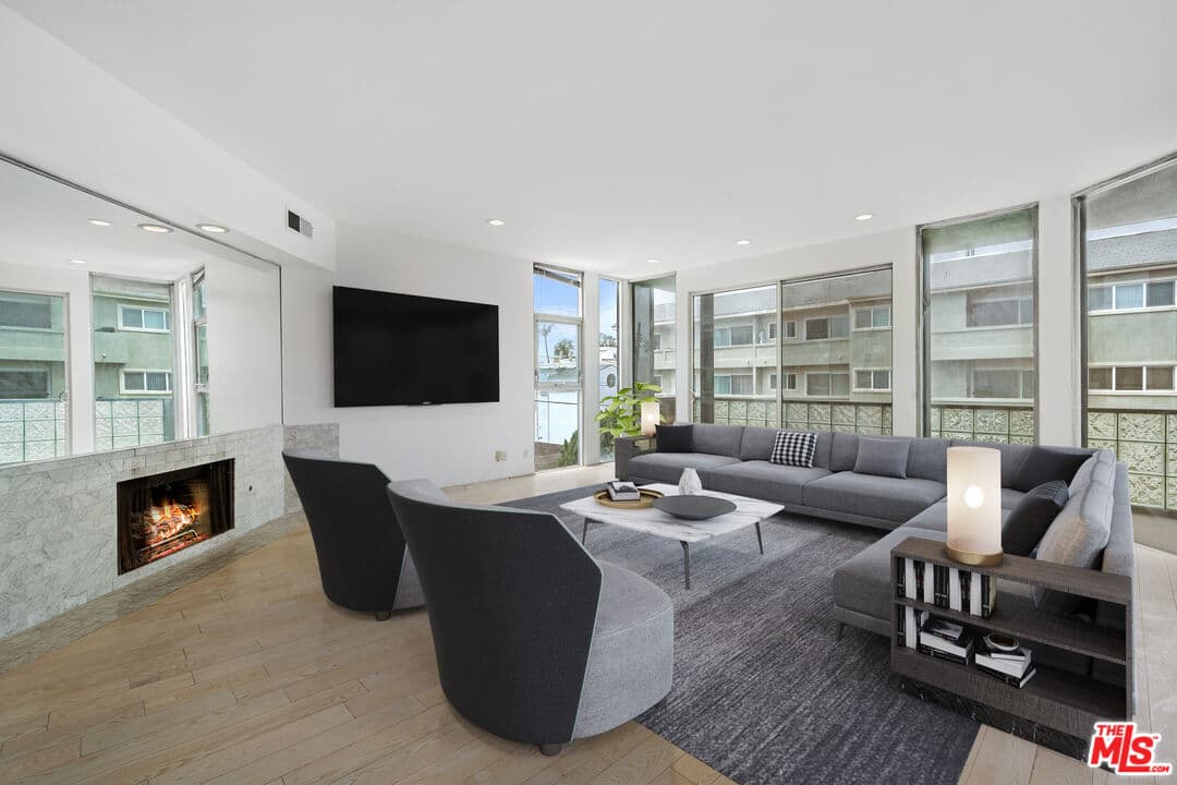 3 bd, 2 ba Condo in Venice, CA — $9,955/mo — photo 2