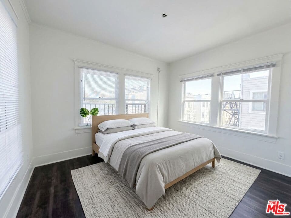 2 bd, 2 ba Apartment in Los Angeles, CA — $2,150/mo — photo 2