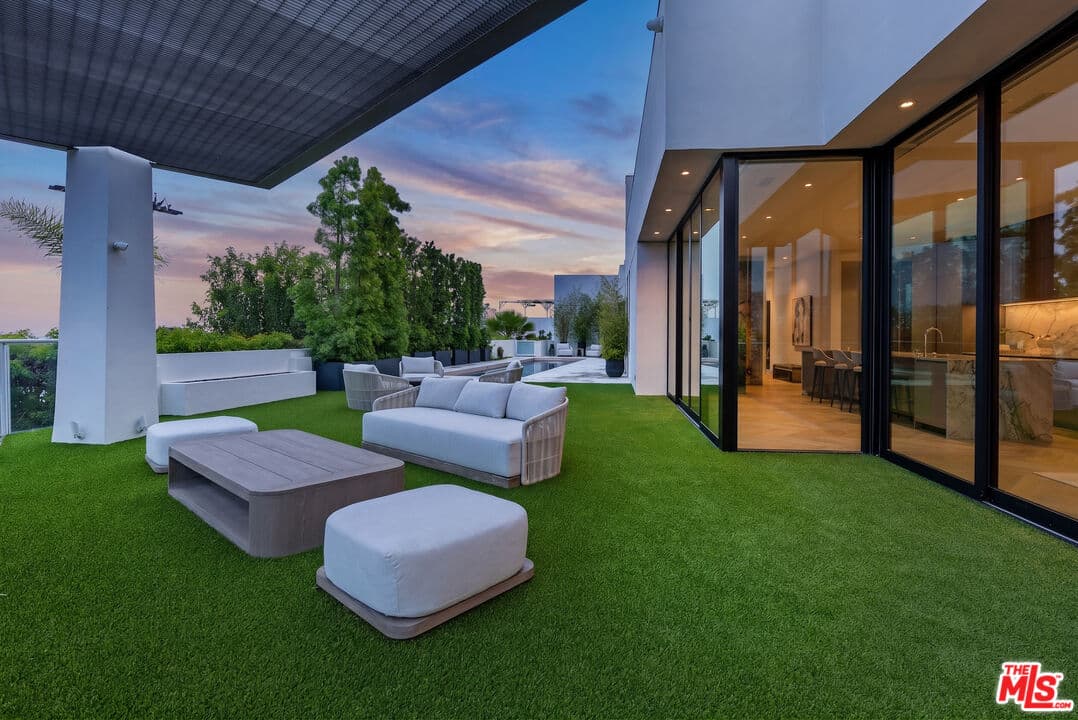 5 bd, 7 ba House in Los Angeles, CA — $69,500/mo — photo 2