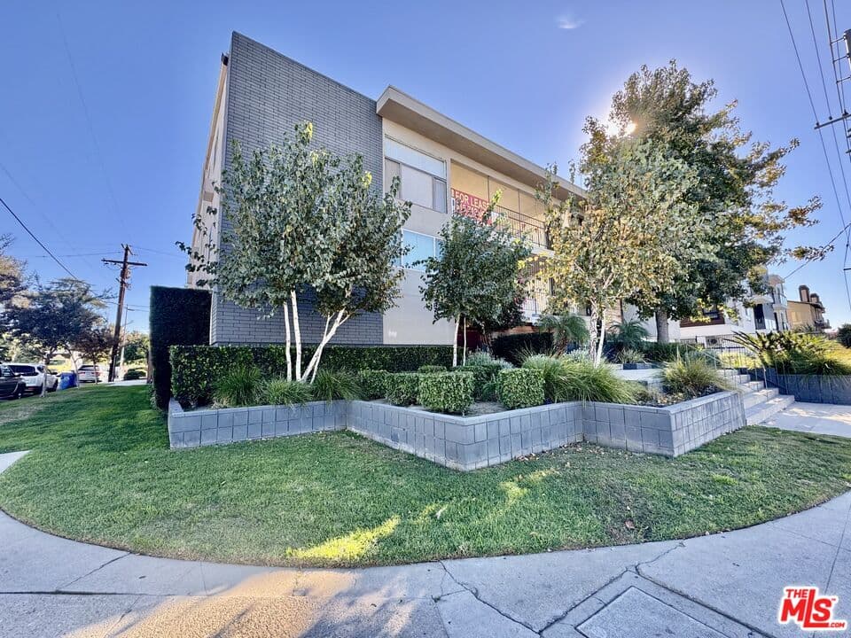 2 bd, 1 ba Apartment in Van Nuys, CA — $2,097/mo — photo 1
