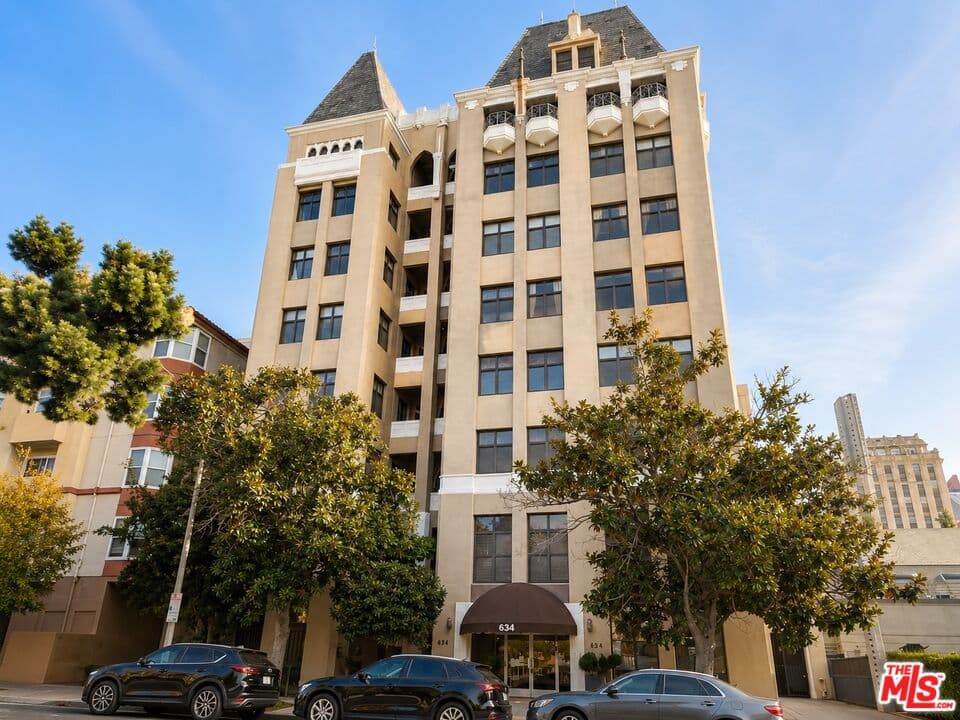 2 bd, 1 ba Apartment in Los Angeles, CA — $2,800/mo — photo 1