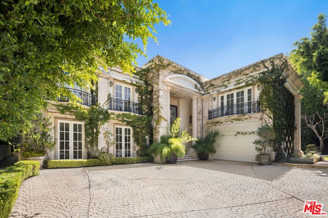7 bd, 8 ba House in Beverly Hills, CA — $39,999/mo — photo 2