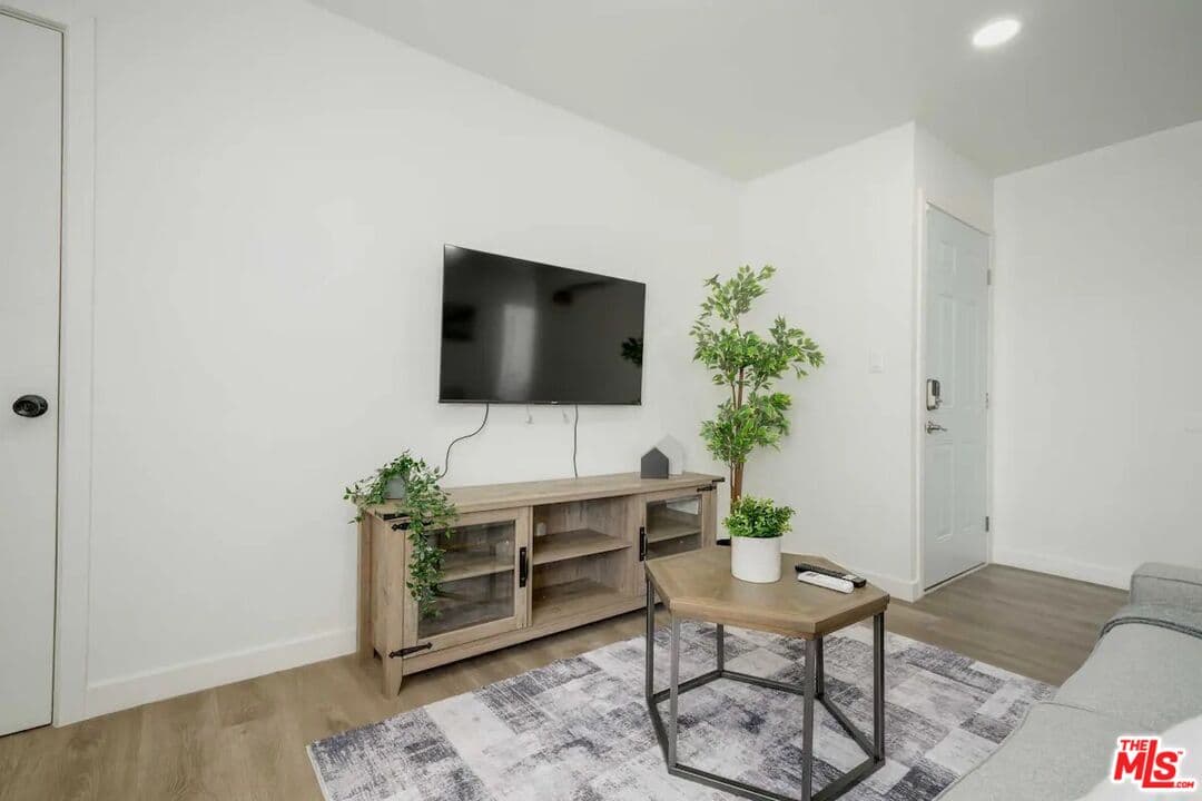 3 bd, 1 ba Apartment in Los Angeles, CA — $3,600/mo — photo 2