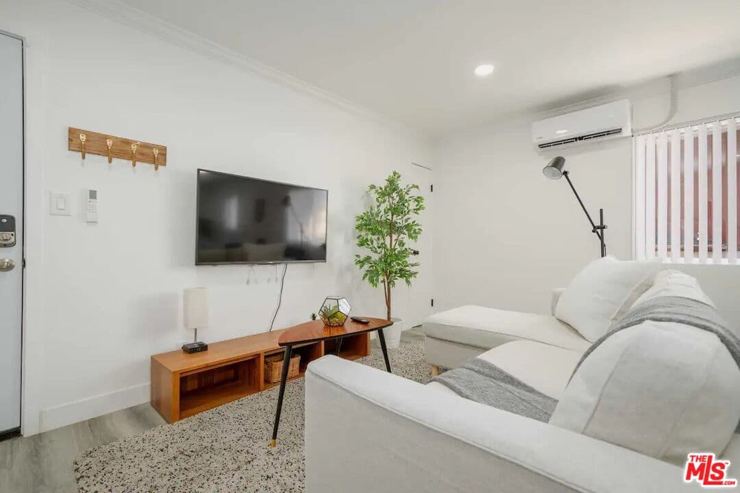 3 bd, 1 ba Apartment in Los Angeles, CA — $3,600/mo — photo 2