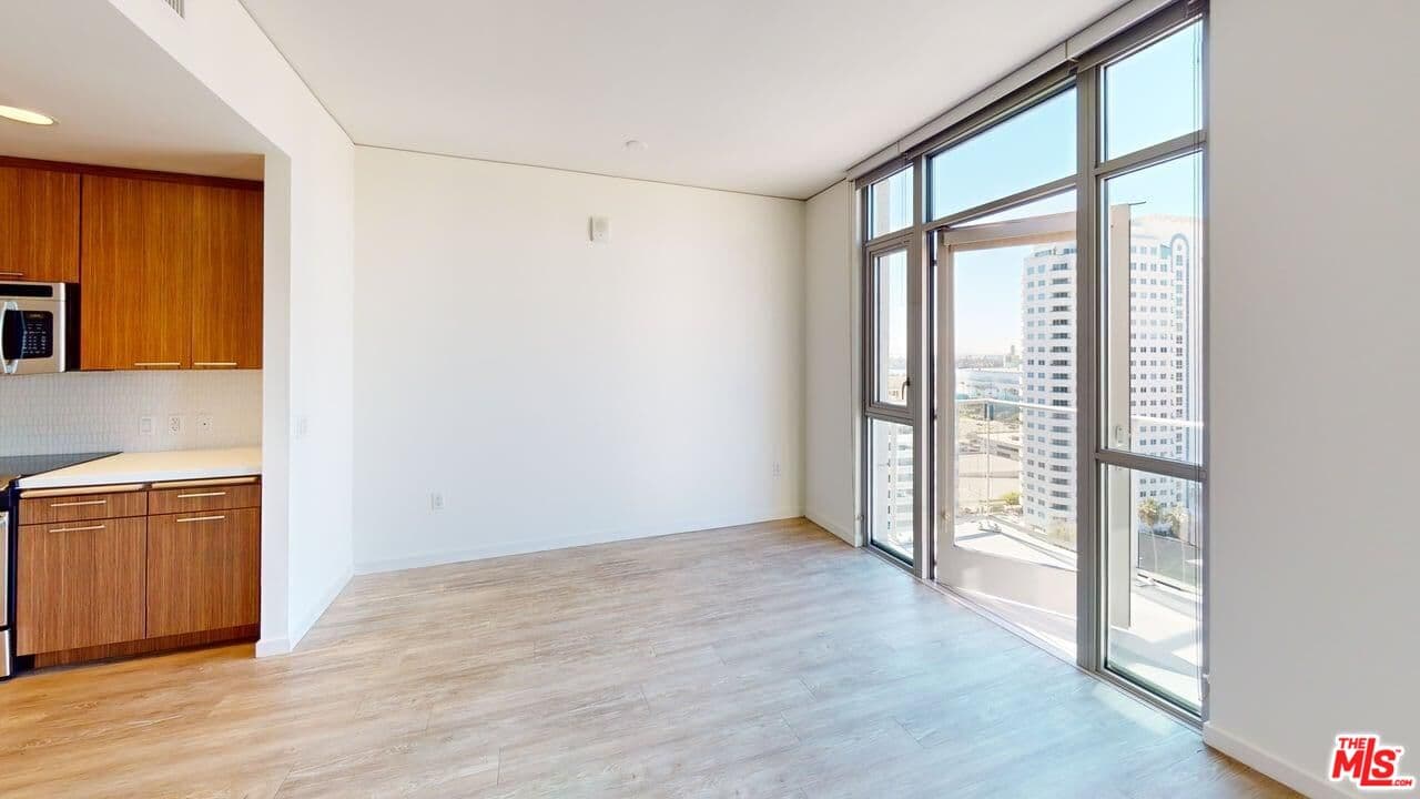 Studio, 1 ba Apartment in Long Beach, CA — $2,458/mo — photo 2