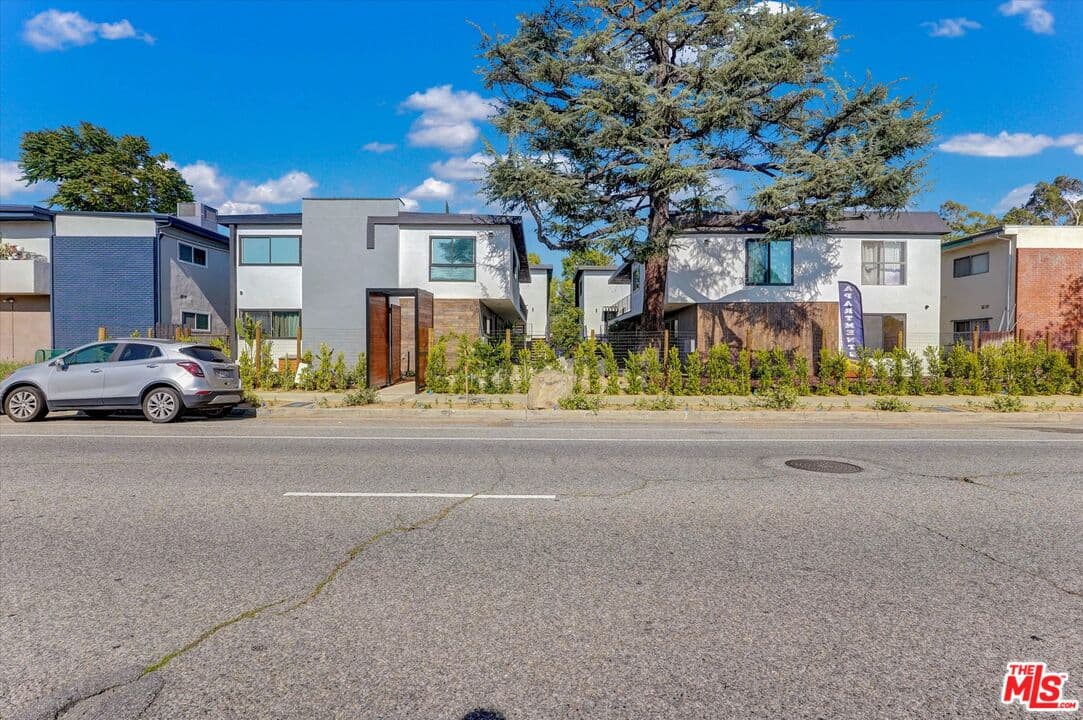 2 bd, 1 ba Apartment in Van Nuys, CA — $2,700/mo — photo 1