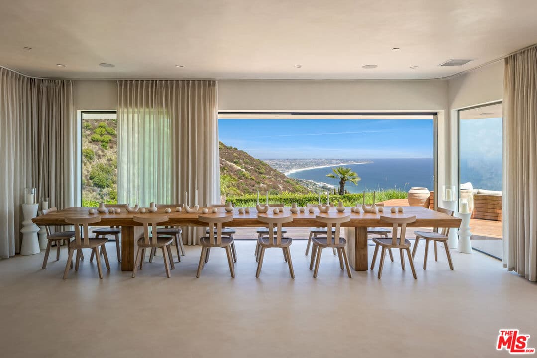 6 bd, 6 ba House in Malibu, CA — $75,000/mo — photo 2