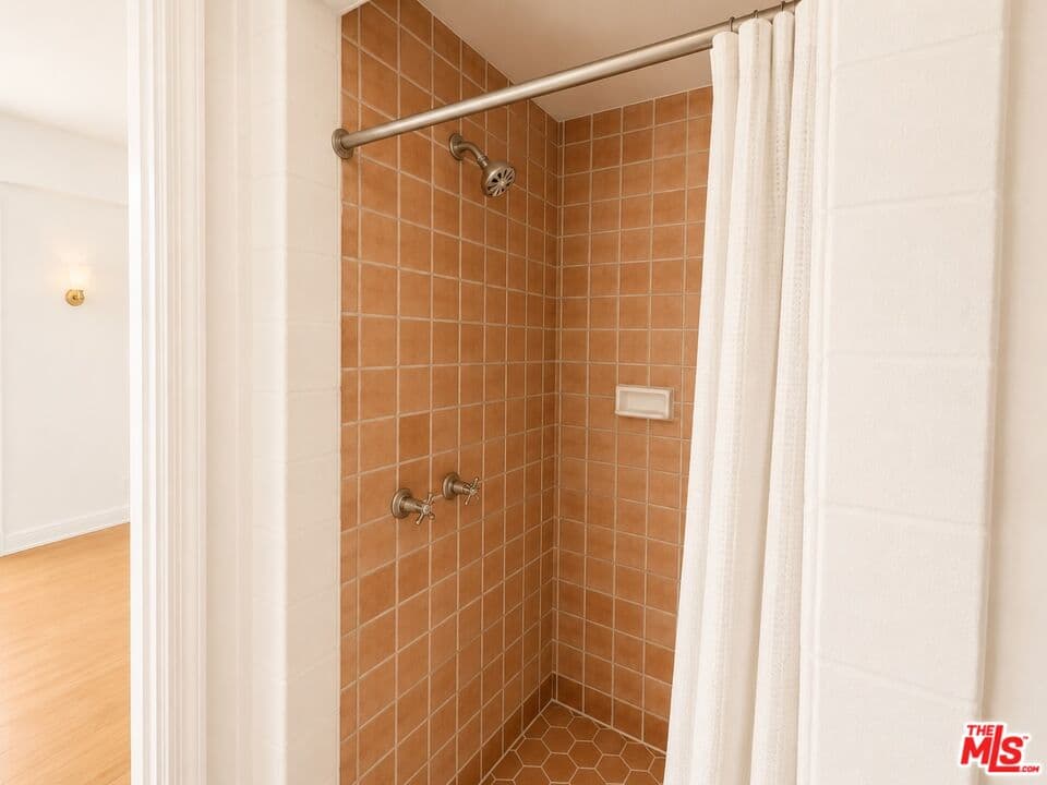 Studio, 1 ba Apartment in Los Angeles, CA — $1,100/mo — photo 2