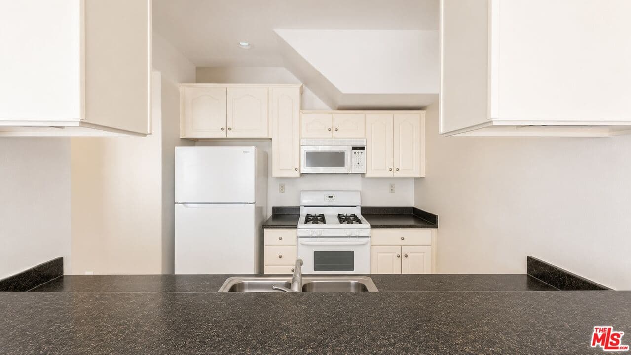 2 bd, 2 ba Townhouse in Van Nuys, CA — $2,395/mo — photo 2