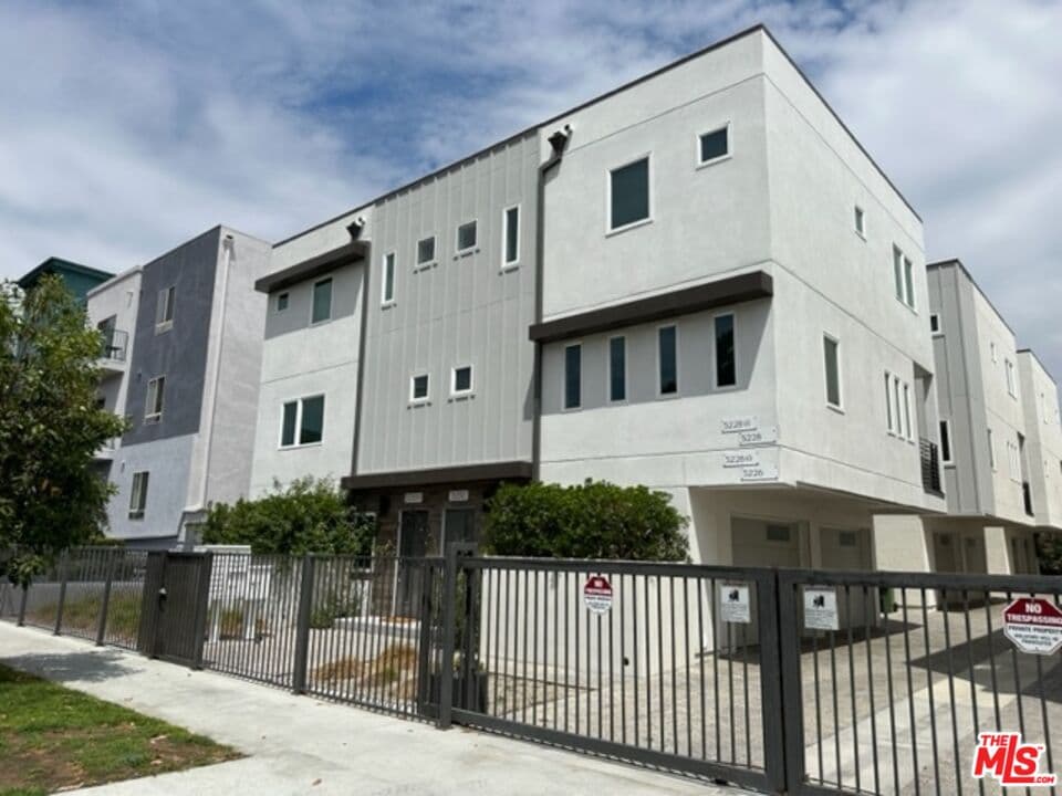 3 bd, 3 ba Townhouse in North Hollywood, CA — $3,675/mo — photo 1