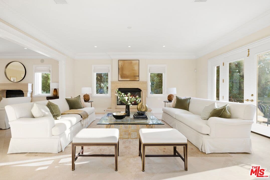6 bd, 10 ba House in Beverly Hills, CA — $39,995/mo — photo 2