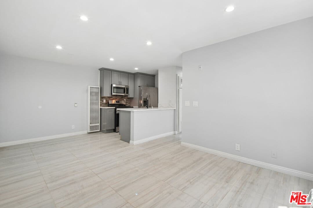 2 bd, 1 ba Townhouse in Los Angeles, CA — $2,150/mo — photo 2