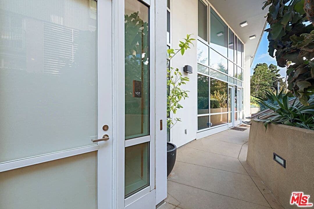 2 bd, 2 ba Condo in Santa Monica, CA — $6,000/mo — photo 2