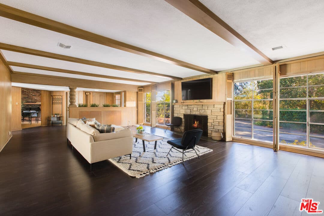 5 bd, 4 ba House in Tarzana, CA — $10,999/mo — photo 2
