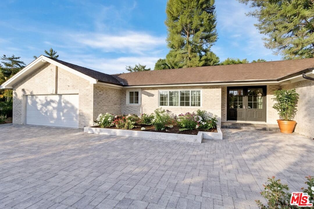 5 bd, 3 ba House in Woodland Hills, CA — $12,500/mo — photo 2