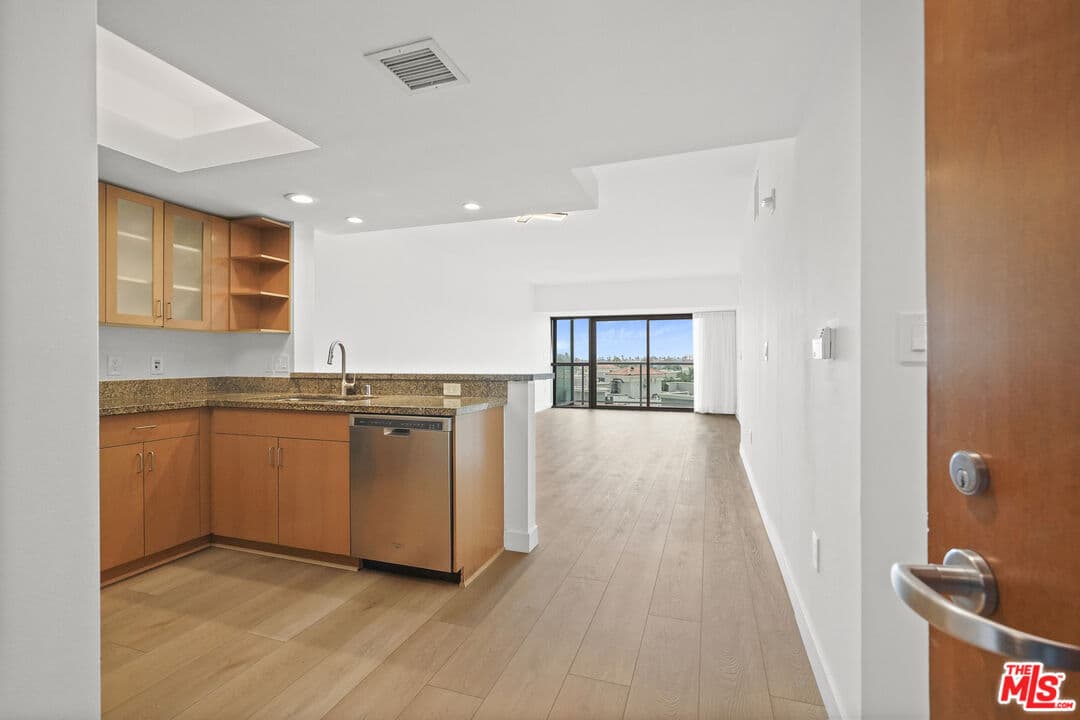 1 bd, 2 ba Condo in Marina Del Rey, CA — $4,450/mo — photo 2
