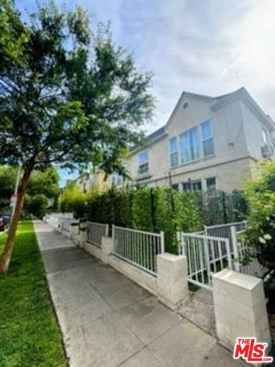 1 bd, 1 ba Apartment in Beverly Hills, CA — $2,985/mo — photo 2