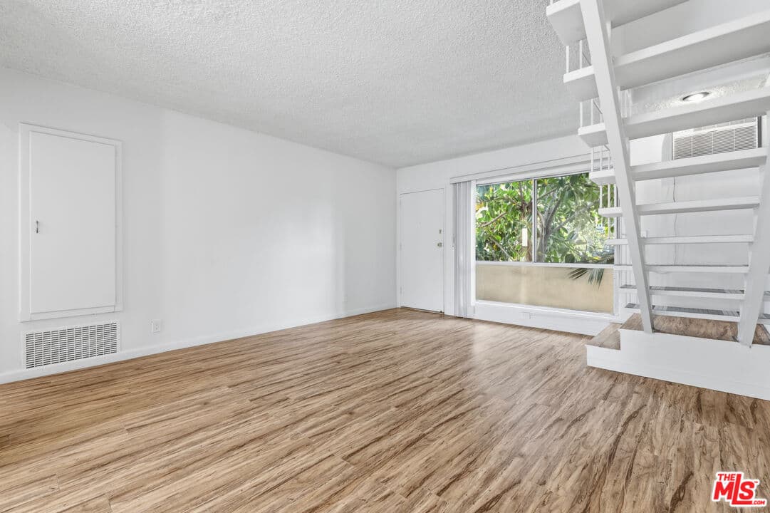 3 bd, 2 ba Townhouse in Los Angeles, CA — $4,095/mo — photo 2