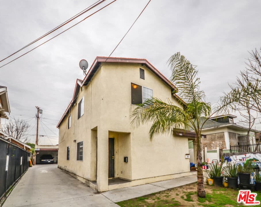 3 bd, 2 ba House in Los Angeles, CA — $3,000/mo — photo 1