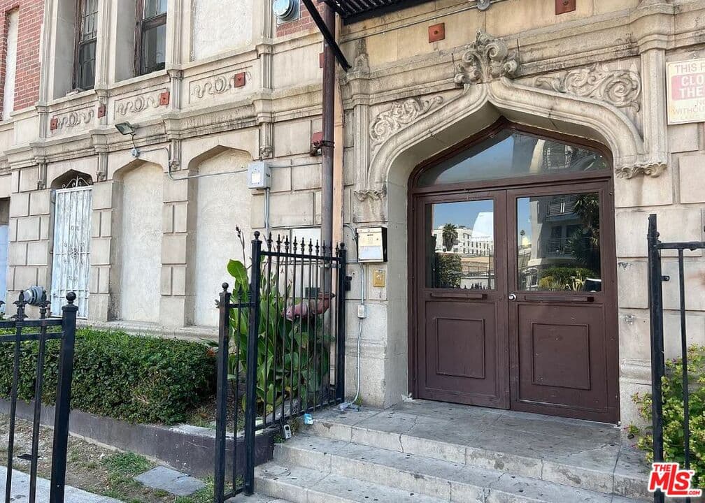 Studio, 1 ba Townhouse in Los Angeles, CA — $1,350/mo — photo 2