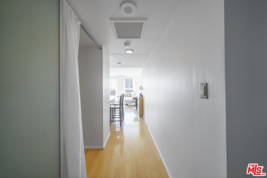 Studio, 1 ba Condo in Los Angeles, CA — $2,500/mo — photo 2