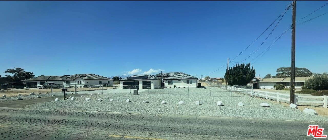 4 bd, 3 ba House in Hesperia, CA — $4,999/mo — photo 2