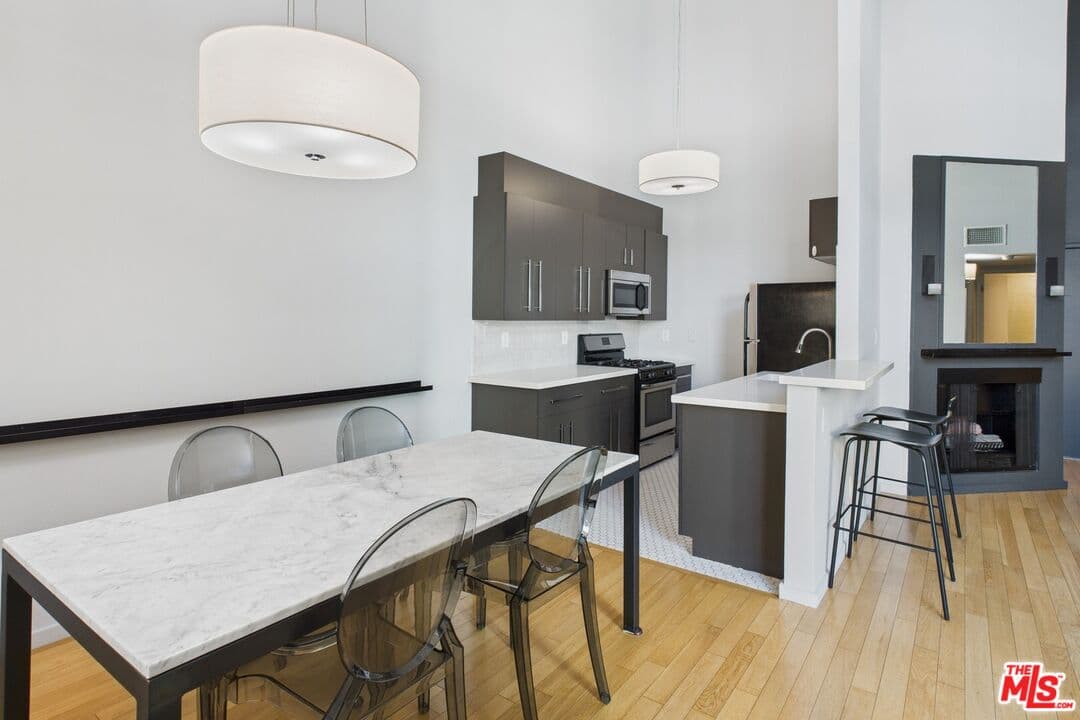 2 bd, 2 ba Townhouse in Los Angeles, CA — $6,100/mo — photo 2