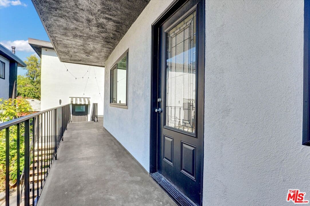 2 bd, 1 ba Apartment in Van Nuys, CA — $2,700/mo — photo 2