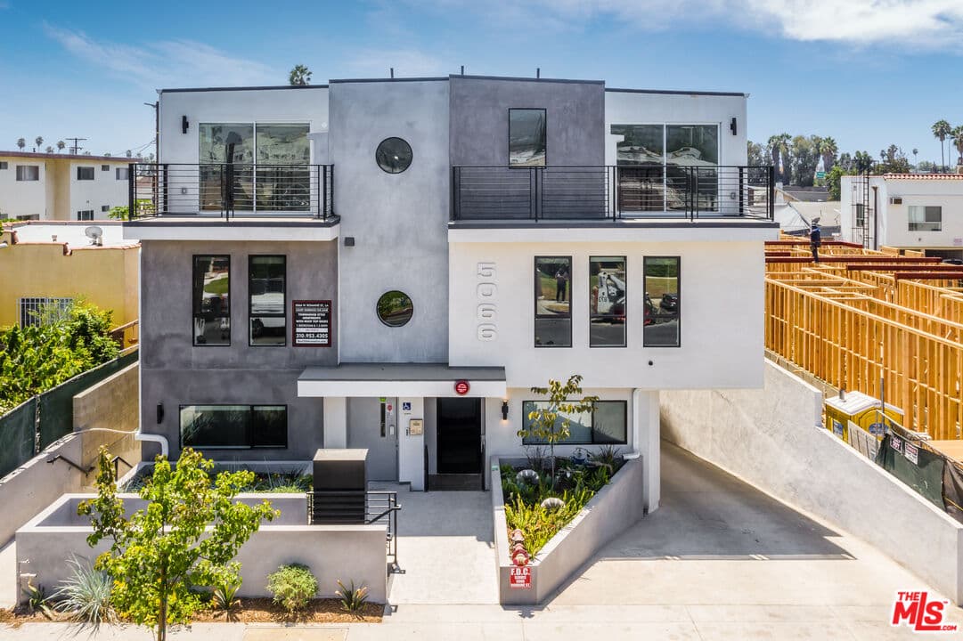 1 bd, 2 ba Townhouse in Los Angeles, CA — $2,450/mo — photo 1