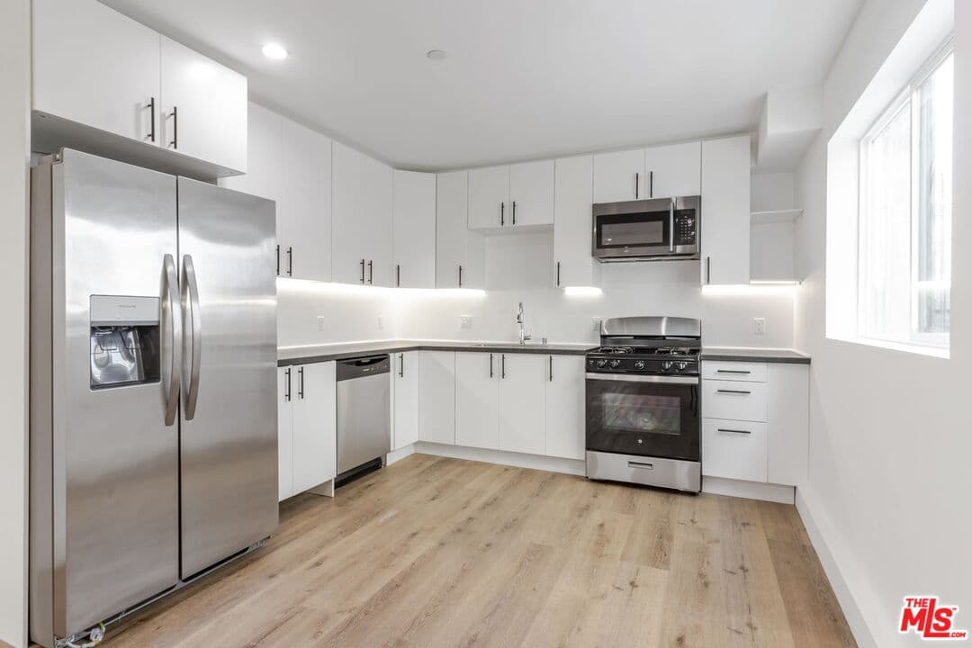 3 bd, 3 ba Apartment in North Hollywood, CA — $3,400/mo — photo 2