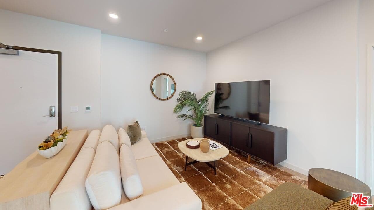 1 bd, 1 ba Apartment in Los Angeles, CA — $3,209/mo — photo 2
