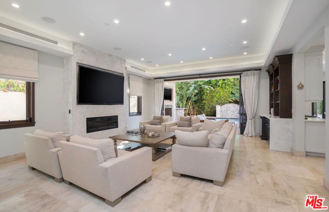 6 bd, 8 ba House in Beverly Hills, CA — $25,000/mo — photo 2
