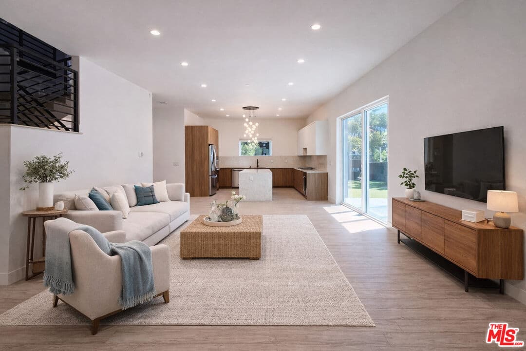 4 bd, 4 ba House in Van Nuys, CA — $6,750/mo — photo 2