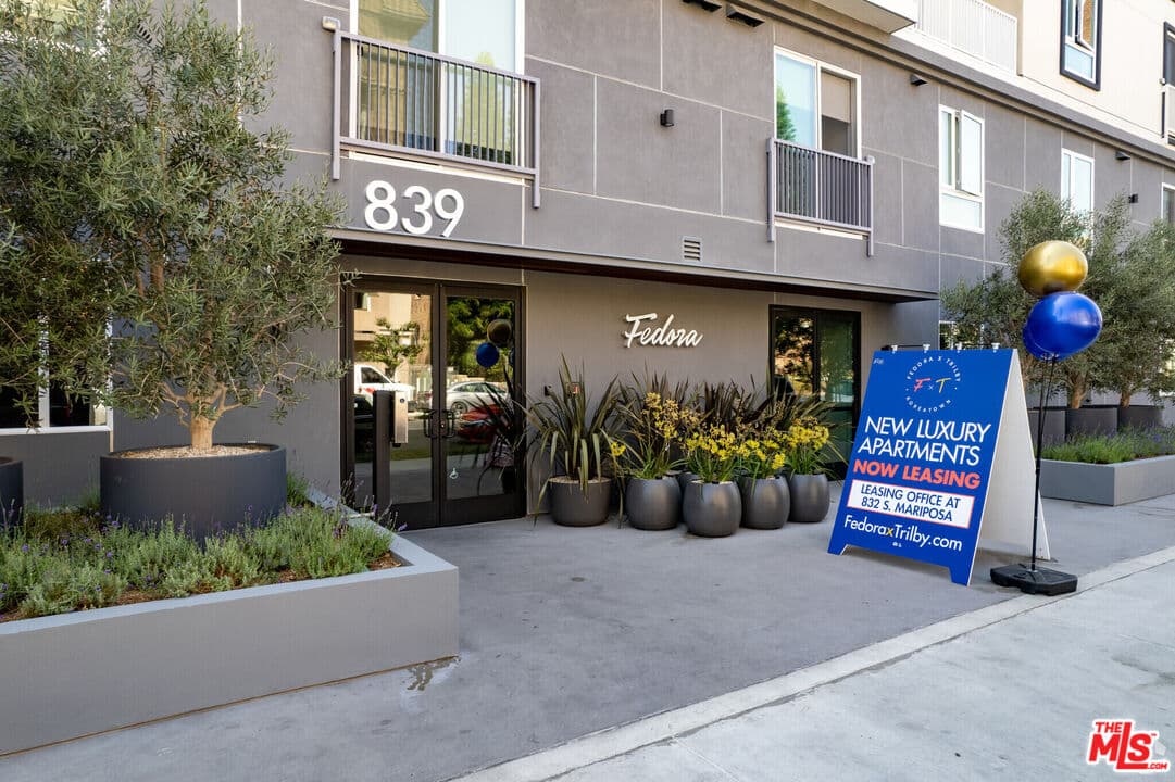 Studio, 1 ba Townhouse in Los Angeles, CA — $1,906/mo — photo 2