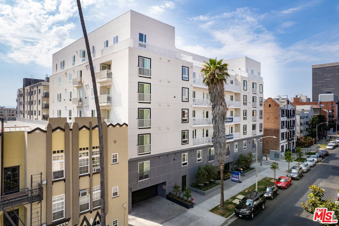 1 bd, 1 ba Townhouse in Los Angeles, CA — $2,350/mo — photo 2