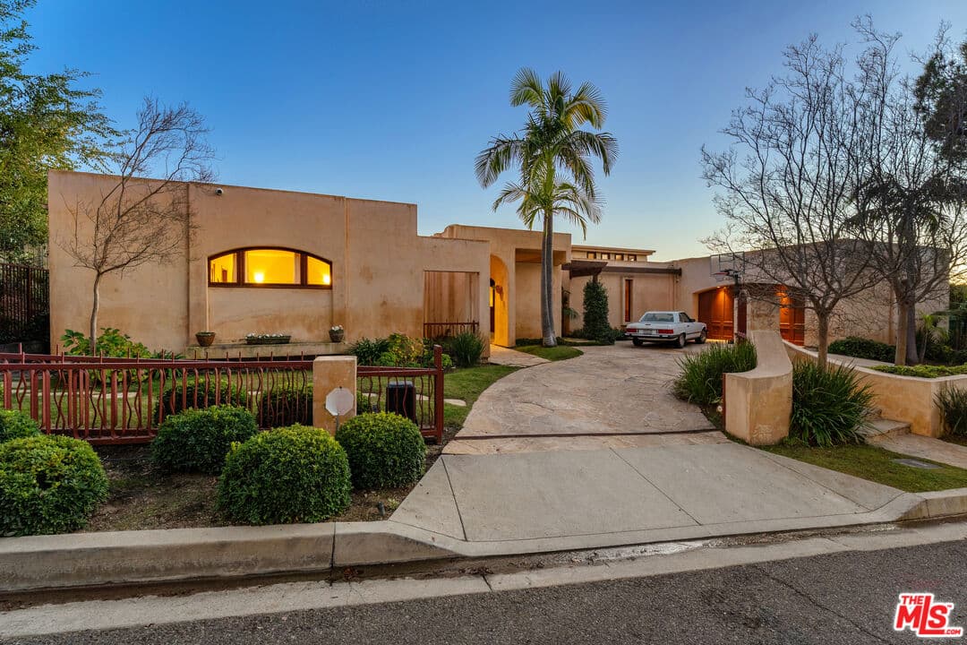 4 bd, 5 ba House in Beverly Hills, CA — $27,500/mo — photo 2