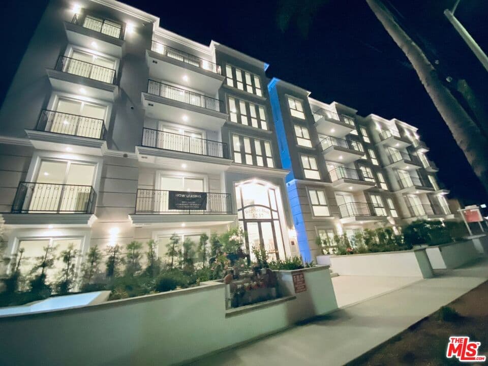 3 bd, 3 ba Apartment in Los Angeles, CA — $5,495/mo — photo 2