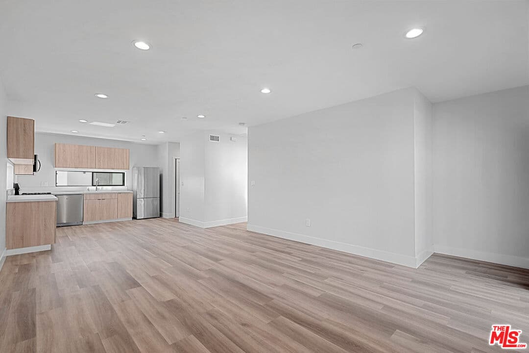 6 bd, 7 ba Townhouse in Van Nuys, CA — $4,400/mo — photo 2