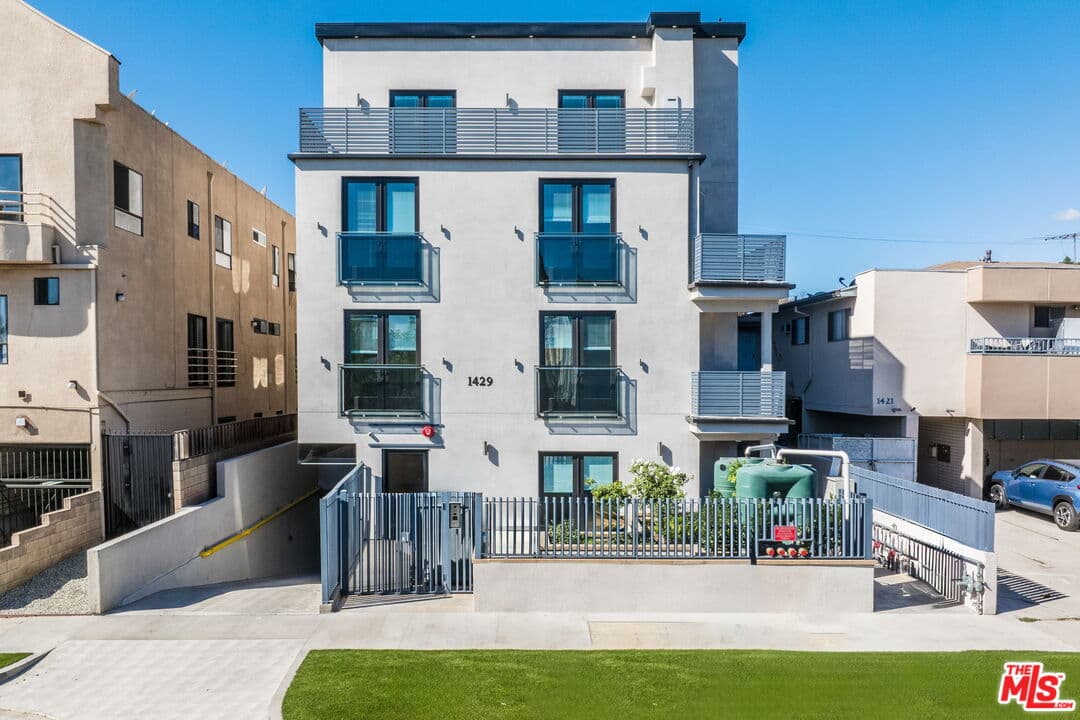 3 bd, 3 ba Condo in Los Angeles, CA — $4,550/mo — photo 1