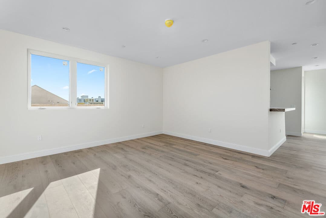 3 bd, 3 ba Condo in Los Angeles, CA — $4,550/mo — photo 2