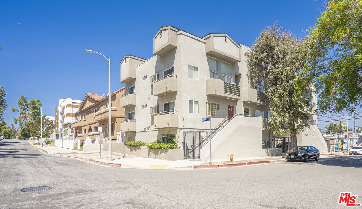 2 bd, 2 ba House in Woodland Hills, CA — $2,700/mo — photo 2